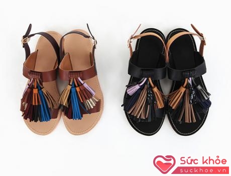 Sandals tua rua với nhiều màu sắc đậm nhạt cá tính kết hợp cùng nhau.
