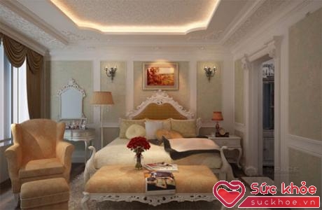 Phòng ngủ thứ nhất của căn hộ với vẻ đẹp sang trọng của phong cách Pháp.