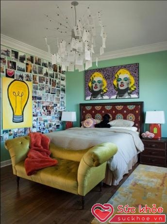 Một bức tường của phòng ngủ này được phủ kín bởi những bức ảnh của chủ nhân. Các điểm trang trí nổi bật của thảm sàn, nội thất hay bức tranh của Marilyn Monroe càng khiến căn phòng thêm cá tính.