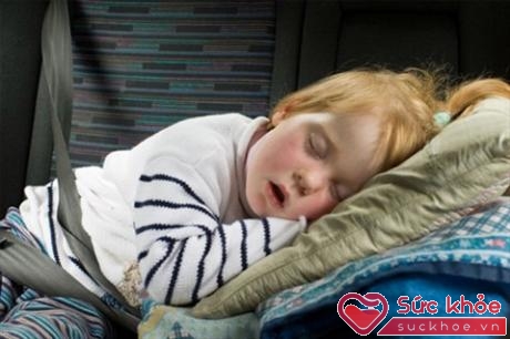 Trẻ nhỏ thường ngủ khi đi ô tô và bố mẹ có thể bỏ quên trẻ