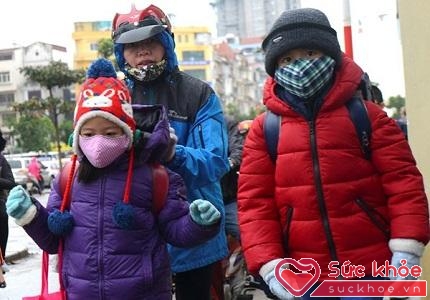 Cho bé đeo khẩu trang, găng tay khi ra đường thời tiết lạnh giúp chăm con không bị ốm