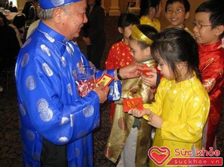 Phong tục lì xì cho trẻ để lấy may đã trở thành nét truyền thống văn hóa trong dịp Tết.