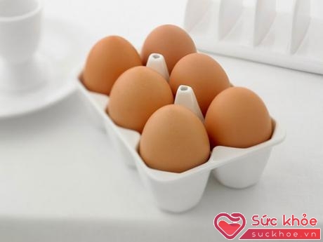 Trứng cần được giữ nguyên trong hộp hoặc đặt vào kệ đựng trứng chuyên dụng trong tủ lạnh