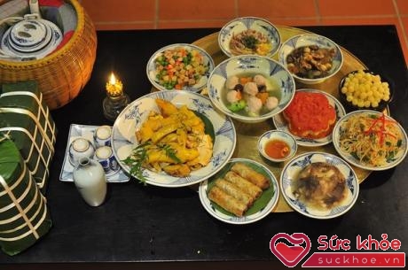Cho dù mâm cỗ ngày Tết của người Hà Nội có cầu kỳ như thế nào thì vẫn phải có những món ăn truyền thống như thịt gà, dưa hành.