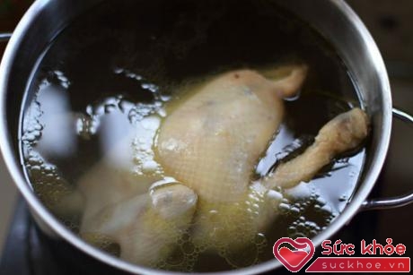 Bước đầu tiên của cách luộc gà ngon nhất là bạn đun sôi nước để chần qua gà.
