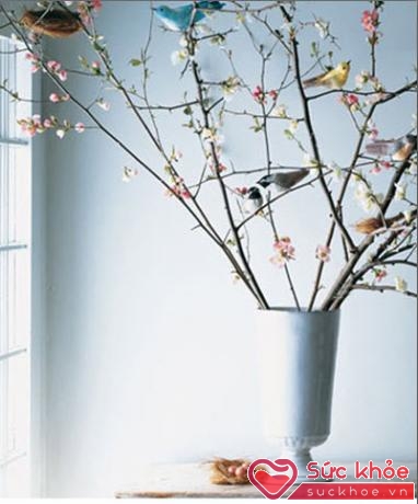 Một cành đào giấy với những chú chim nhỏ và ổ trứng đặt trên bàn cũng tạo ấn tượng về một mùa xuân tươi vui, sum vầy và ấm áp