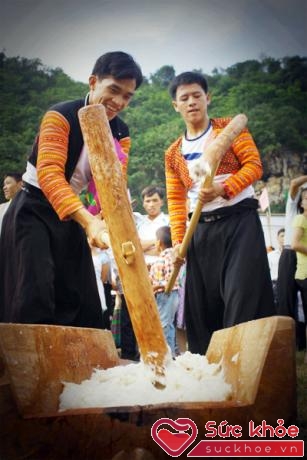 người Mông đang giã bánh giầy để chuẩn bị cho ngày tết cổ truyền