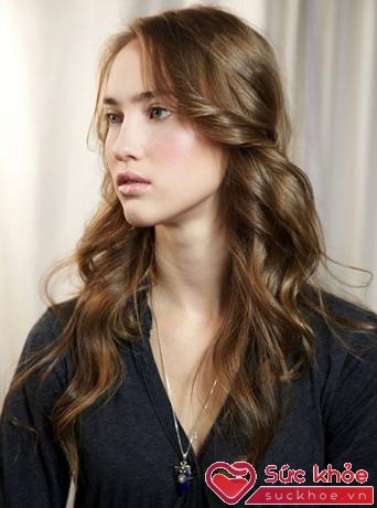 Kiểu tóc xoăn duỗi rất hợp khi bạn sử dụng các kiểu tết nhẹ, tết xoắn ở phần mái trước giúp gương mặt bạn thanh thoát hơn nhiều.