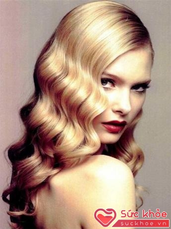 Mái tóc xoăn sóng biển sẽ thích hợp với các bạn da trắng khi nhuộm tone màu sáng, kiểu tóc này tôn lên vẻ đẹp cổ điển nhưng quý phái cho các nàng.
