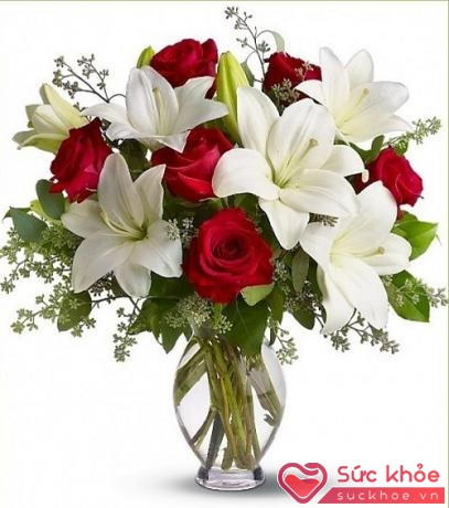 Ly với hồng - một sự kết hợp hài hòa giữa 2 loại hoa mang thanh cao và tình yêu nồng cháy
