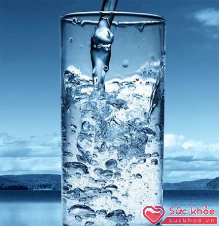 Rượu làm cơ thể bị mất nước gây ra nguyên nhân khiến bạn bị đau đầu khi uống rượu. Vì thế bạn nên uống nước để bổ sung lượng nước đã mất cho cơ thể.