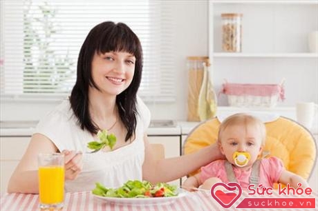Mẹ nên ăn uống khoa học, đầy đủ dinh dưỡng để bé được phát triển toàn diện