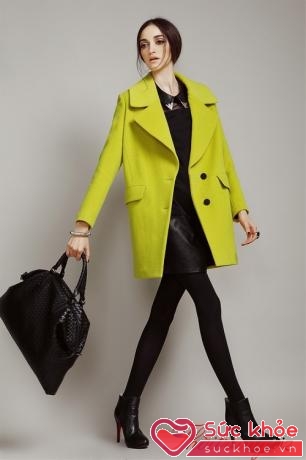 Bạn cũng có thể lựa chọn áo khoác màu vàng tranh nhẹ n4hàng như này để mix đồ tiện lợi