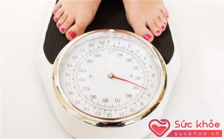 Kiểm tra cân nặng để kịp thời có sự điều chỉnh thực đơn nếu cần thiết giúp giữ dáng thon gọn sau Tết
