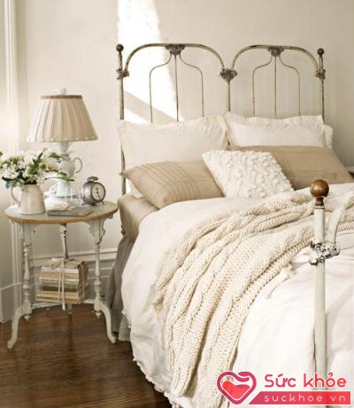  Phòng ngủ tinh khôi với gam màu trắng.