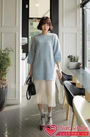 Combo áo len và chân váy vốn đã nữ tính sẽ lại càng đáng yêu hơn khi được sử dụng những gam màu pastel tươi sáng, dịu dàng.