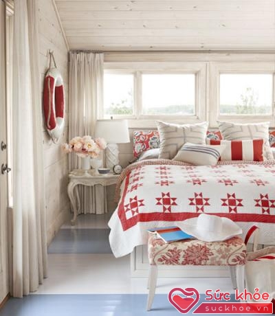 Sắc đỏ mang đến cho phòng ngủ của bạn sự nổi bật đầy mê hoặc. phù hợp trang trí phòng ngủ đón Tết đấy nhé!