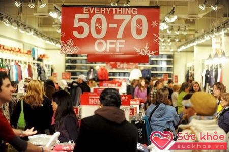 Nhiều cửa hàng thường ồ ạt tung các chương trình khuyến mại, giảm giá vào cuối năm, bạn hãy tranh thủ cơ hội này để mua sắm cho mình những thứ cần thiết.