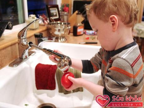 Cho bé rửa đồ ăn khiến bé thích thú vì vừa được có trách nhiệm, vừa được chơi với nước