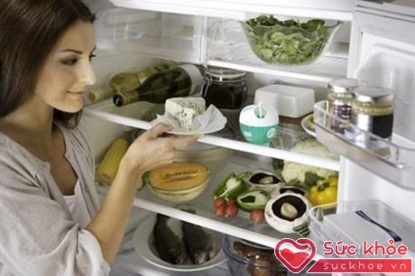Vứt bỏ các thực phẩm hỏng/ quá hạn bị bỏ quên trong tủ lạnh. Đừng nuối tiếc những món đồ đã để quá lâu.