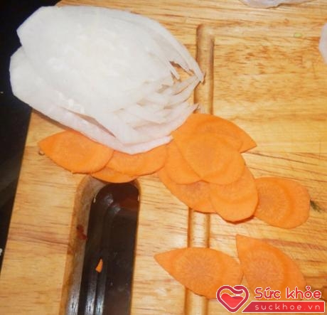 Cà rốt cắt thành hình giọt nước.