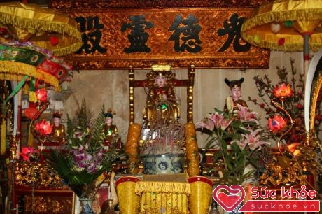 Việc sắp xếp bàn thờ Phật và gia tiên rất quan trọng