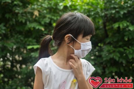 Bé dễ mắc bệnh đường hô hấp do tác nhân gây bệnh từ môi trường ngoài.