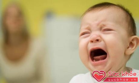 Trẻ con có xu hướng khóc nhiều hơn nếu mọi người quá quan tâm