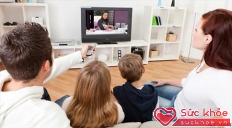 Trẻ em sẽ dành thời gian xem ti-vi và chơi trước màn hình nhiều hơn gấp 3 lần nếu như cha mẹ chúng cũng làm vậy
