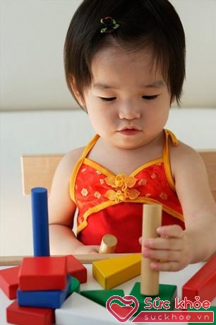 Với bé 10 tháng tuổi, những trò chơi giúp phối hợp tay-mắt cần được khuyến khích.