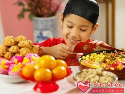 Trẻ có thể “quá tải” trước vô số loại thức ăn trong ngày Tết