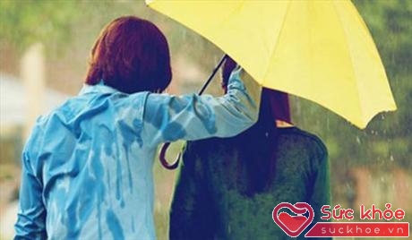Chàng luôn là người che ô cho bạn lúc trời mưa