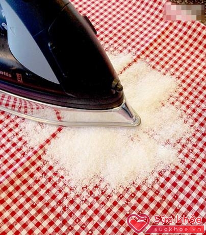 Đầu tiên, rải muối biển lên một miếng vải, bật bàn là ở mức nhiệt cao nhất (nhớ tắt chế độ phun hơi nếu có) và sau đó là lên lớp muối. Các vết bẩn gặp muối sẽ tự động biến mất và trả lại bề mặt sạch sẽ và sáng bóng cho chiếc bàn là của bạn.