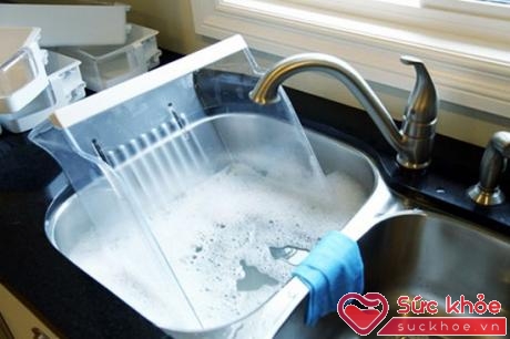 Lau rửa ngăn tủ bằng nước rửa bát pha với nước ấm
