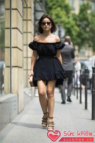 Để tránh cảm giác nóng bức, hãy kết hợp những phụ kiện thật đơn giản khi mặc kiểu váy này, và khi dạo phố có thể kết hợp với sandals cao gót để khiến cơ thể bạn cao và thanh mảnh hơn