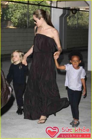 Hoặc bạn có thể học theo Angelina Jolie, chọn một chiếc váy quây bằng lụa đen rất thoải mái, phù hợp với mọi lứa tuổi