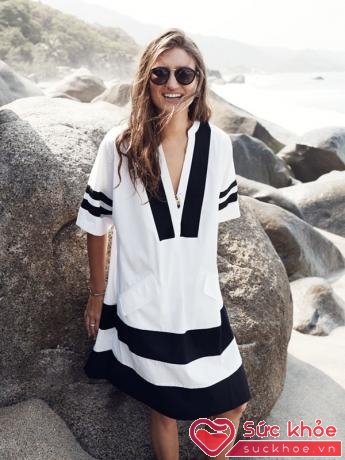 Bạn có thể chọn váy áo cánh dơi màu trắng phối các sọc đen để làm cơ thể gọn gàng hơn, với phong cách cá tính, đơn giản. Chiếc váy này bạn phối hợp với kính râm đi biển rất phù hợp.