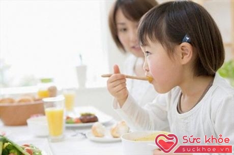 Hãy để trẻ tự ăn là cách tốt nhất rèn luyện thói quen ăn uống cho trẻ 