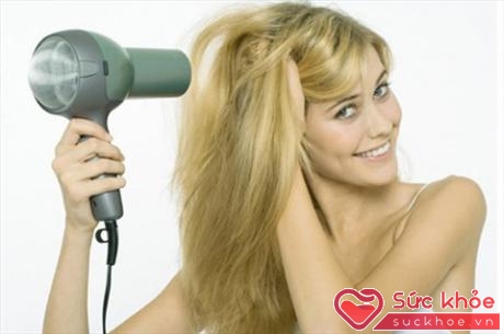 Tuy nhiên, lạm dụng hoặc dùng máy sấy không đúng cách đều khiến tóc dễ bị hư tổn