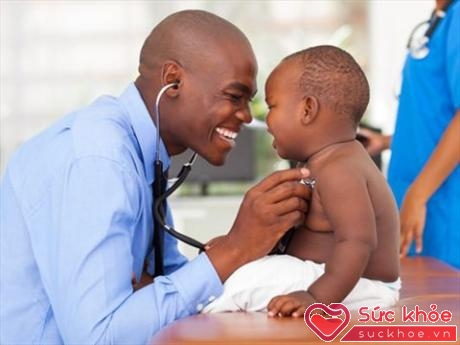 Khám sức khỏe định kỳ cho trẻ sẽ giúp phụ huynh biết thực trạng sức khỏe của trẻ