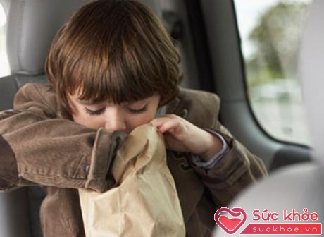 Trẻ em thường rất dễ bị say tàu xe khi đi chơi hoặc về quê xa trong dịp nghỉ lễ