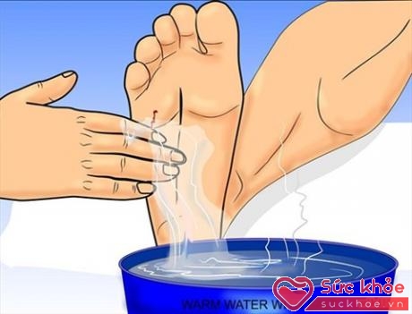 Rửa vết thương sạch bằng nước muối và băng bó cẩn thận để tránh nhiễm trùng