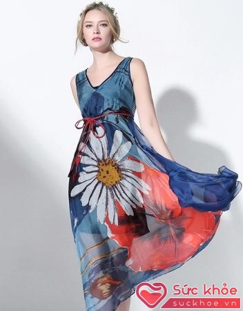 Khi diện váy mùa hè, nên chọn chất liệu vải mỏng nhẹ, thoáng mát như chiffon, cotton...