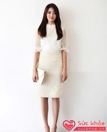 Những chiếc váy liền công sở màu trắng luôn tạo cho bạn gái vẻ thanh lịch, dịu dàng.