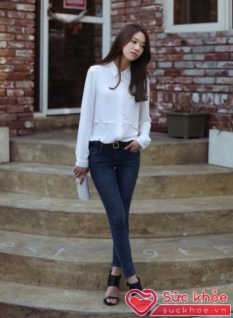 Kết hợp sơ mi trắng và quần jeans vừa đơn giản vừa trẻ trung để mặc đẹp mỗi ngày