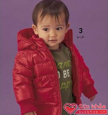 Khi lựa chọn cho bé 1 chiếc áo khoác cũng cần lưu ý đến mức độ thoải mái của nó khi mặc