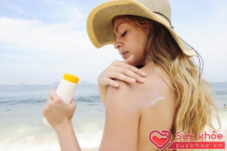 Sử dụng kem chống nắng - một trong những cách bảo vệ da