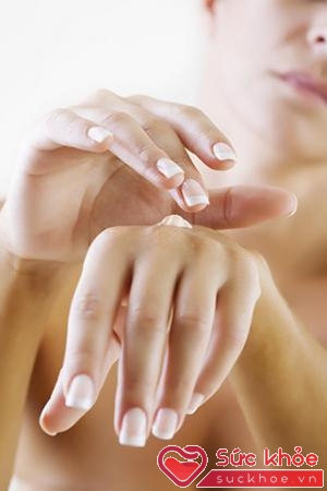 Chăm sóc da tay bằng việc sử dụng các chất dưỡng ẩm