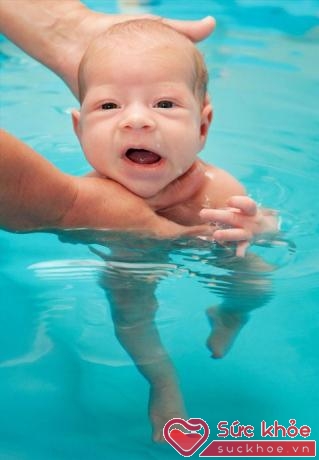 Bố mẹ hoàn toàn có thể tự dạy con biết bơi