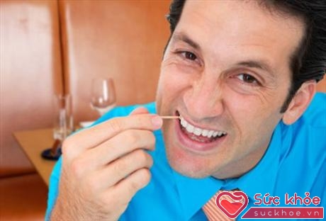 Thói quen xỉa răng bằng tăm rất có hại cho răng miệng